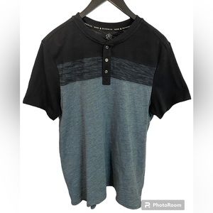 NWOT Men’s Rock & Republic Black Gray Henley Button Short Sleeve Sz L